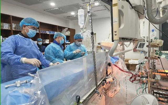 Các bác sĩ can thiệp cho bệnh nhân.