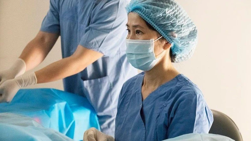 PGS, TS Vương Thị Ngọc Lan thực hiện thủ thuật chọc hút noãn.