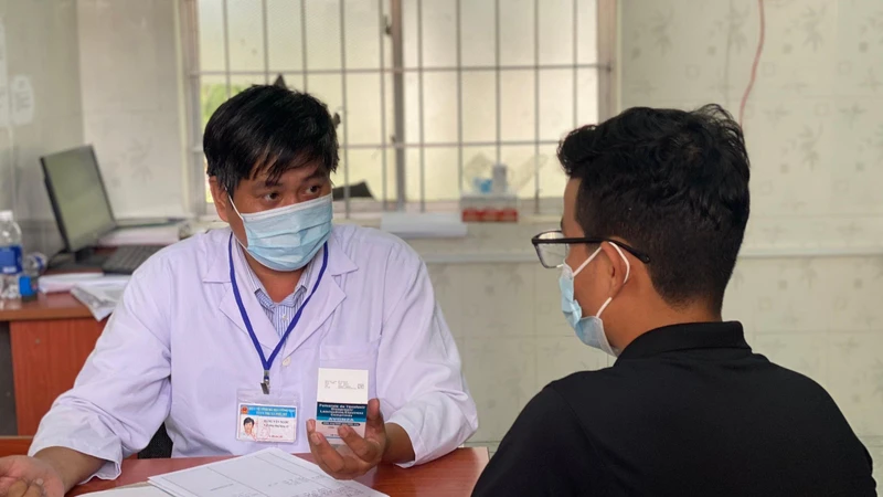 Bác sĩ tư vấn cho bệnh nhân. 