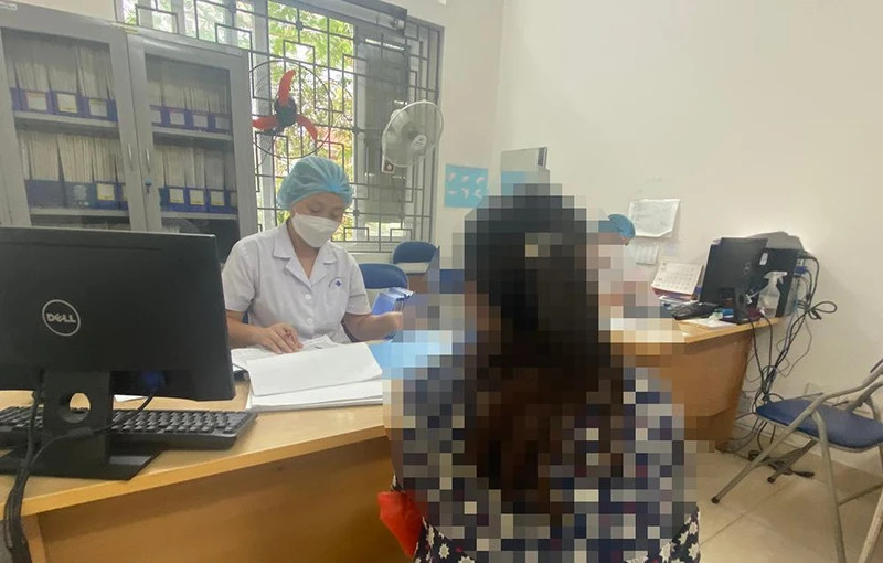 Bác sĩ khám, cấp thuốc cho bệnh nhân. 