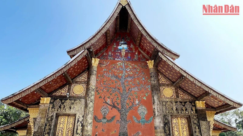 Wat Xiengthong là một trong những ngôi chùa cổ nhất của thành phố Luang Prabang, được xây dựng từ những năm 1559-1560. (Ảnh: QUỐC DŨNG)
