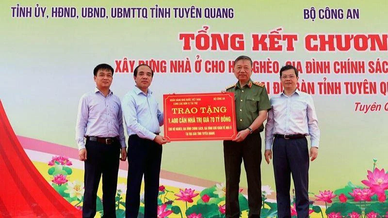 Đại tướng Tô Lâm, Ủy viên Bộ Chính trị, Bộ trưởng Công an trao biểu trưng hỗ trợ làm mới 1.400 nhà cho hộ nghèo tỉnh Tuyên Quang.