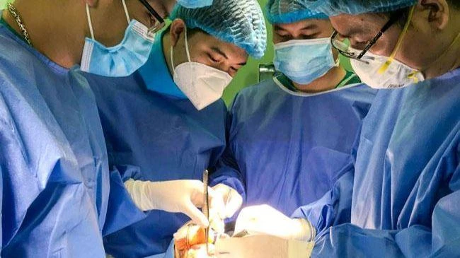 Các bác sĩ phẫu thuật cho bệnh nhi. 