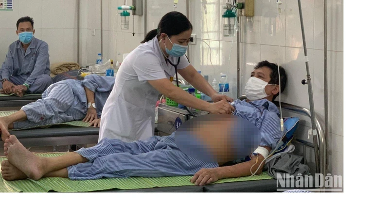 Tiến sĩ, bác sĩ Nguyễn Thị Bích Ngọc khám cho người bệnh. (Ảnh: T.H)