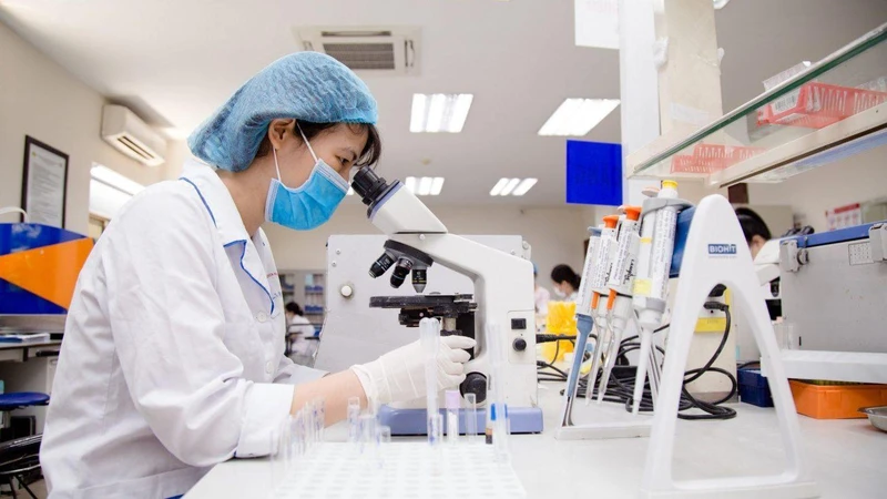 Kỹ thuật viên khoa Huyết thanh học nhóm máu, Viện Huyết học-Truyền máu tiến hành các xét nghiệm.