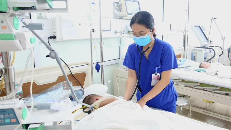 Viêm não, liệt mềm toàn thân do biến chứng sau nhiễm Adenovirus