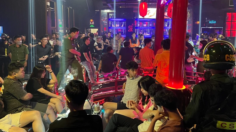 Lực lượng Công an kiểm tra bên trong quán bar Kosho.