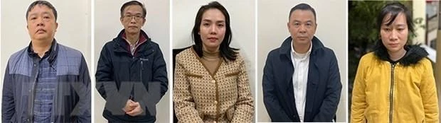 Các bị can Vũ Hồng Quang, Lý Tiến Hùng, Nguyễn Thị Hiền, Đào Minh Dương, Phạm Thị Kim Ngân (từ trái qua phải). (Ảnh: TTXVN phát)