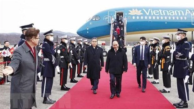Lễ đón Chủ tịch nước Nguyễn Xuân Phúc tại sân bay Thủ đô Seoul. (Ảnh: TTXVN)