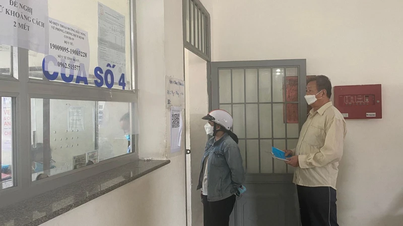 Người bệnh chờ cấp phát thuốc BHYT.