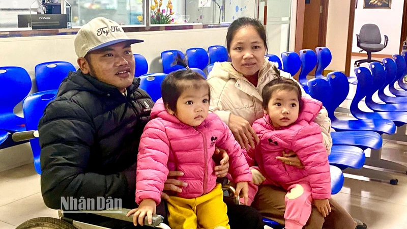 Hạnh phúc không diễn tả thành lời của anh Can, chị Thúy khi có 2 bé gái kháu khỉnh.