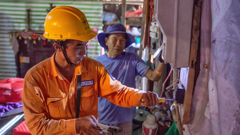 Sửa chữa, thay thế miễn phí hệ thống điện tại nhà các khách hàng có hoàn cảnh khó khăn.