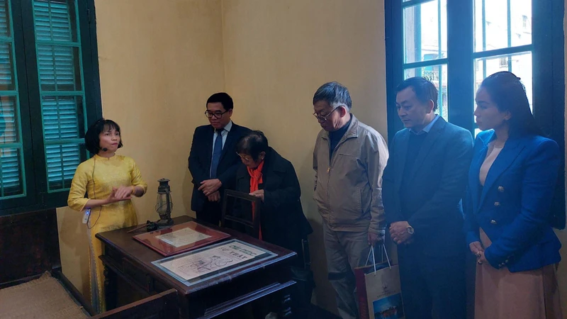 Các đại biểu tham quan trưng bày tại di tích Nhà Chủ tịch Hồ Chí Minh ở và làm việc (phường Vạn Phúc, quận Hà Đông).
