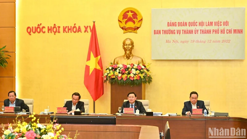 Chủ tịch Quốc hội Vương Đình Huệ và các đại biểu tại phiên họp. (Ảnh: DUY LINH)