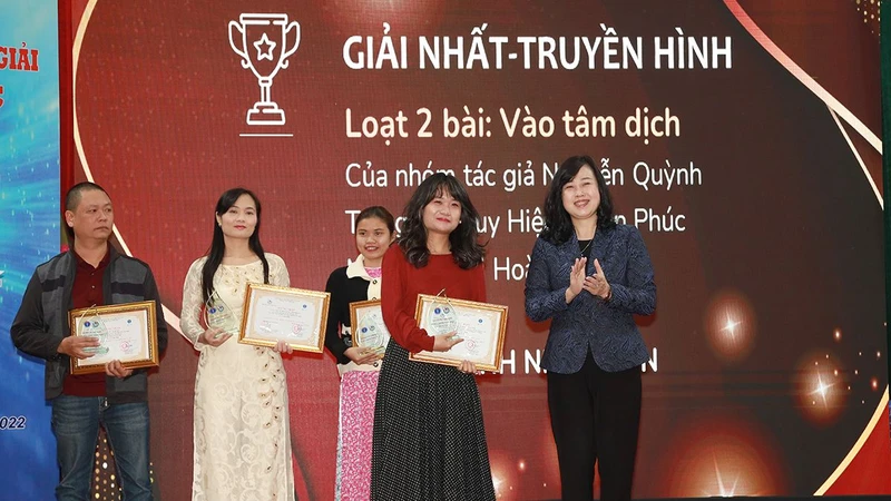 Bộ trưởng Y tế Đào Hồng Lan trao giải Nhất cho các tác giả. 
