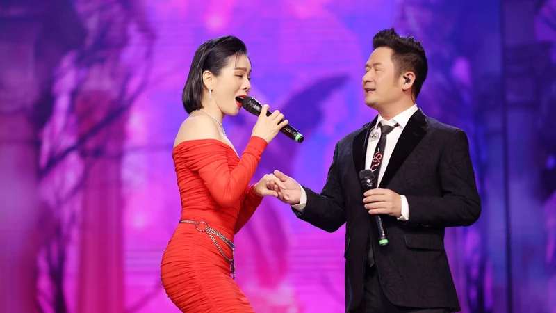 Ca sĩ Bằng Kiều và Lệ Quyên song ca tại đêm nhạc.