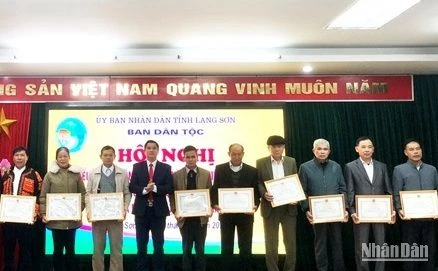 Đại diện lãnh đạo Ban dân tộc tỉnh tặng giấy khen cho người có uy tín tiêu biểu năm 2022 của tỉnh.