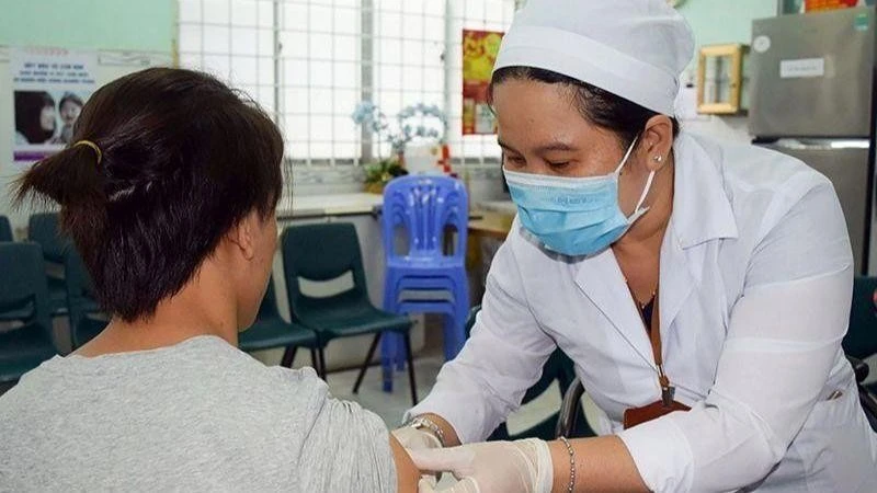 Khi bị chó, mèo cắn, người dân cần chủ động đến các trung tâm tiêm chủng để tiêm dự phòng trước đối với bệnh dại. (Ảnh minh họa)