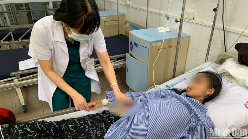 Bác sĩ chăm sóc bệnh nhi mắc lao.