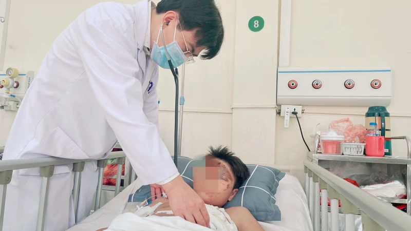 PGS, TS Phùng Duy Hồng Sơn – Phó Giám đốc Trung tâm Tim mạch và lồng ngực, Bệnh viện Hữu nghị Việt Đức đang thăm khám cho bệnh nhân sau phẫu thuật.