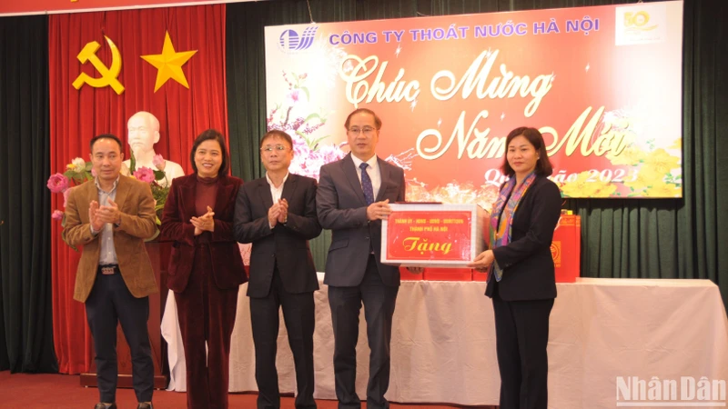 Phó Bí thư Thường trực Thành ủy Hà Nội Nguyễn Thị Tuyến trao quà chúc Tết cho tập thể cán bộ công nhân viên công ty.