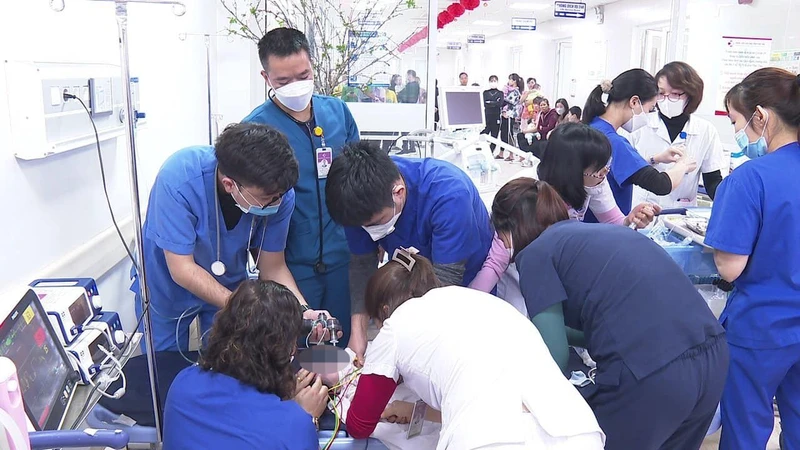 Các y, bác sĩ cấp cứu cho bệnh nhi ngừng tuần hoàn.