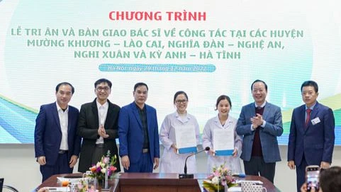 Bàn giao bác sĩ cho các cơ sở y tế tuyến huyện.