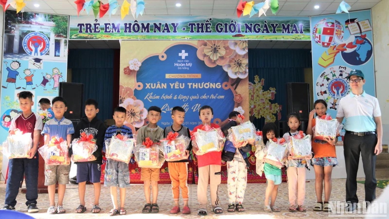 Những món quà Tết yêu thương đã được trao tận tay các em.