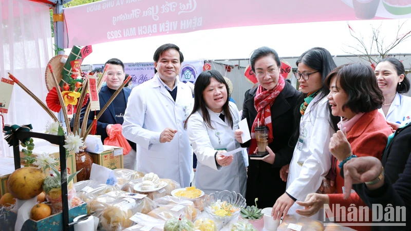 Bệnh viện và các nhà tài trợ chuẩn bị hàng nghìn suất quà dành tặng người bệnh đang điều trị tại bệnh viện.