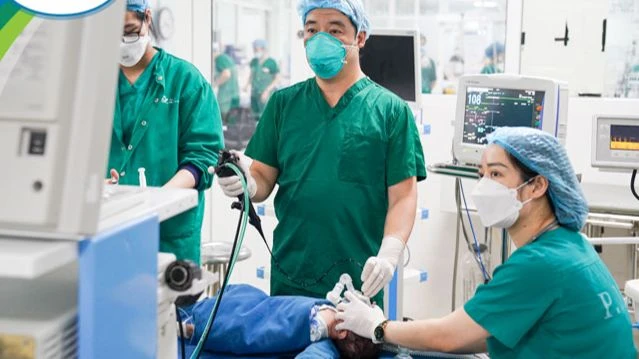 Bác sĩ nội soi lấy dị vật đường thở cho bệnh nhi.