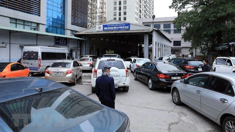 Các phương tiện xếp hàng vào đăng kiểm tại Trung tâm đăng kiểm xe cơ giới số 29.03V.