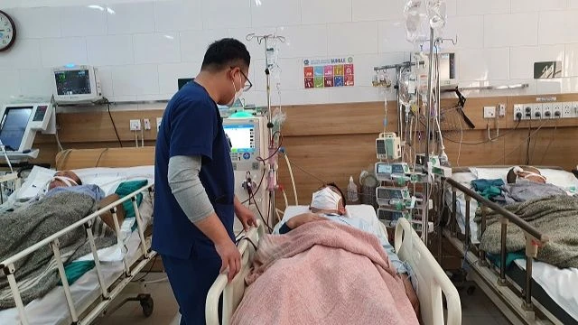 Bác sĩ Trung tâm Chống độc đang thăm khám cho bệnh nhân ngộ độc methanol.