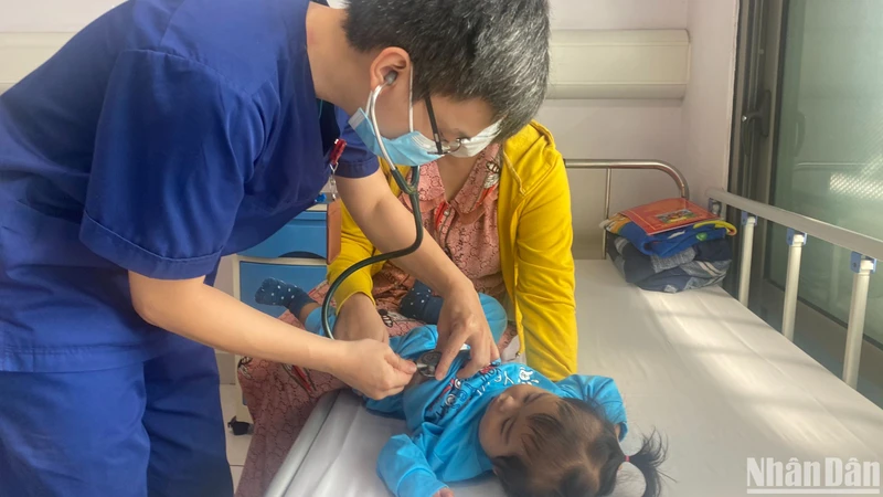 Bảo Ng. được kiểm tra sức khỏe trước khi ra viện.
