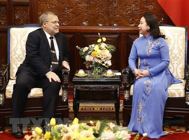 Quyền Chủ tịch nước Võ Thị Ánh Xuân tiếp Đại sứ Brazil Fernando Apparicio da Silva. (Ảnh: Thống Nhất/TTXVN)