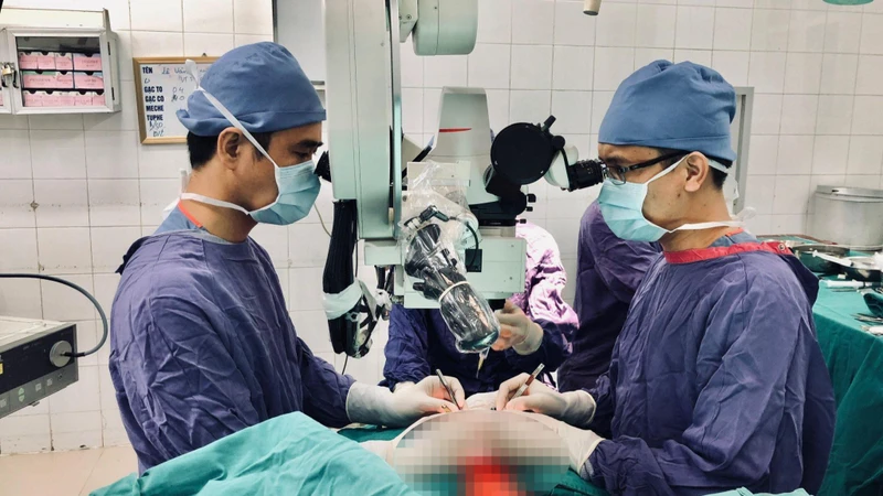 Các bác sĩ phẫu thuật cho bệnh nhân. 