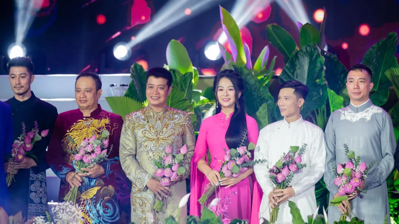 Nhà thiết kế Vũ Thảo Giang và các nhà thiết kế nhận vinh danh của Ban Tổ chức.