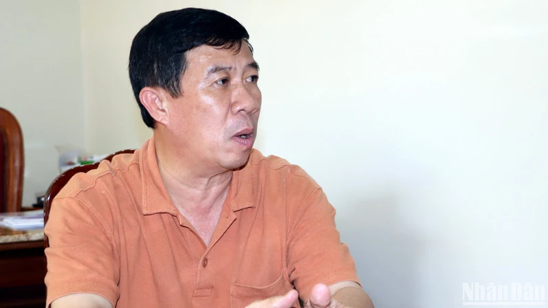 Đồng chí Lê Thành Mỹ trả lời phóng viên Báo Nhân Dân.