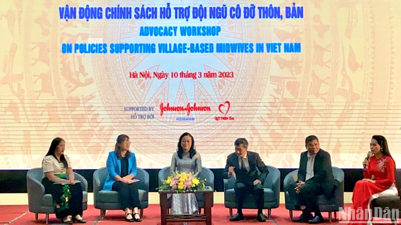 Các đại biểu tham dự tọa đàm.