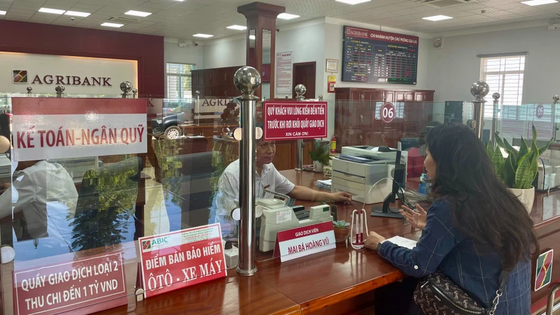 Giao dịch khách hàng tại chi nhánh Ngân hàng Agribank.