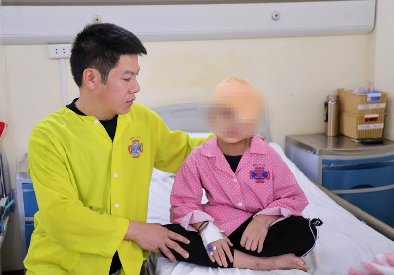 Bé Đ. đã được các bác sĩ phẫu thuật loại bỏ khối u thành công. 