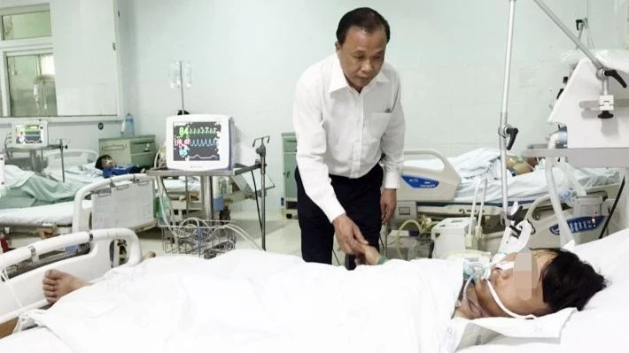 Giám đốc Sở Y tế tỉnh Quảng Nam Mai Văn Mười thăm bệnh nhân ngộ độc thực phẩm điều trị tại Bệnh viện Đa khoa khu vực miền núi phía bắc Quảng Nam.
