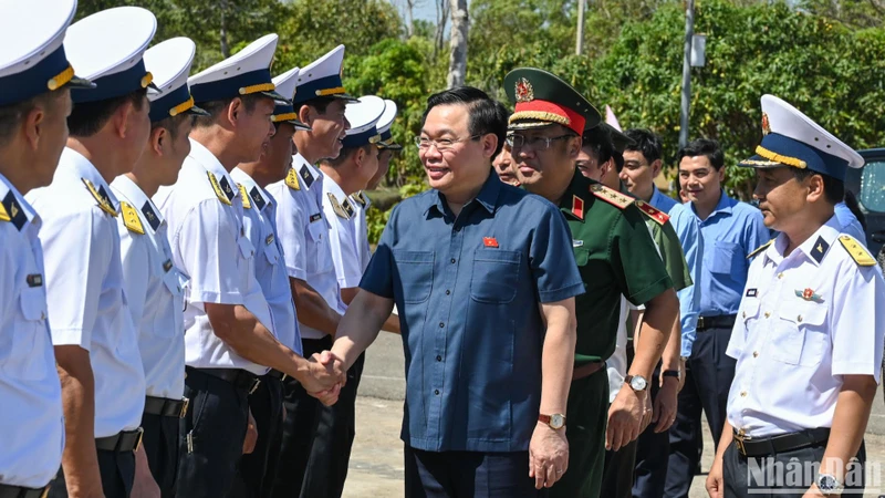 Chủ tịch Quốc hội Vương Đình Huệ với cán bộ, chỉ huy Lữ đoàn tên lửa bờ biển 681 - Quân chủng Hải Quân.