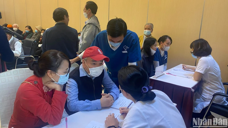 Các bác sĩ khám sàng lọc cho người cao tuổi. 