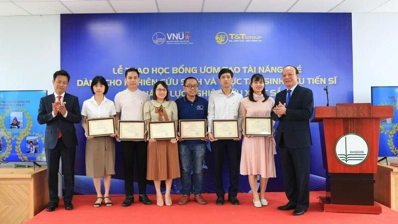 Lãnh đạo Đại học Quốc gia Hà Nội trao học bổng ươm tạo tài năng trẻ. (Ảnh: NGỌC DIỆP)