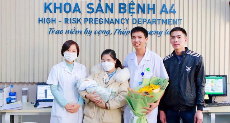 Sản phụ hạnh phúc đón con xuất viện.