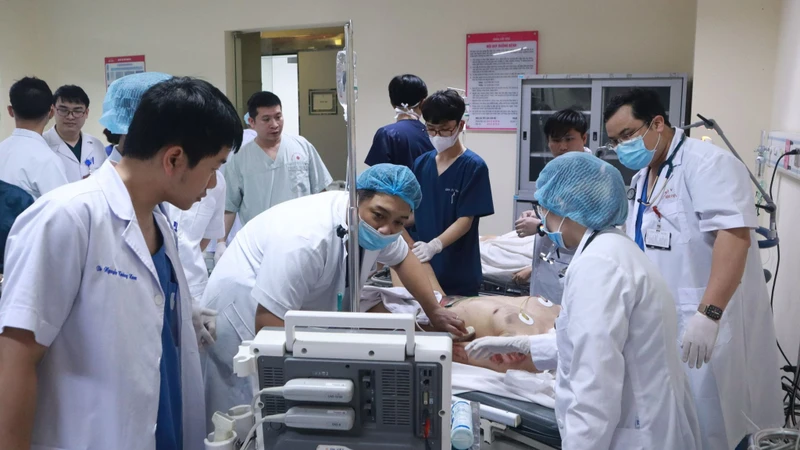 Các bác sĩ khẩn trương hồi sức cho người bệnh. 