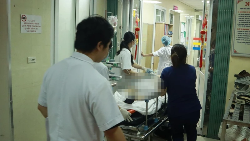 Các bác sĩ khẩn trương cấp cứu cho nạn nhân trong vụ tai nạn liên hoàn tại đường Võ Chí Công.