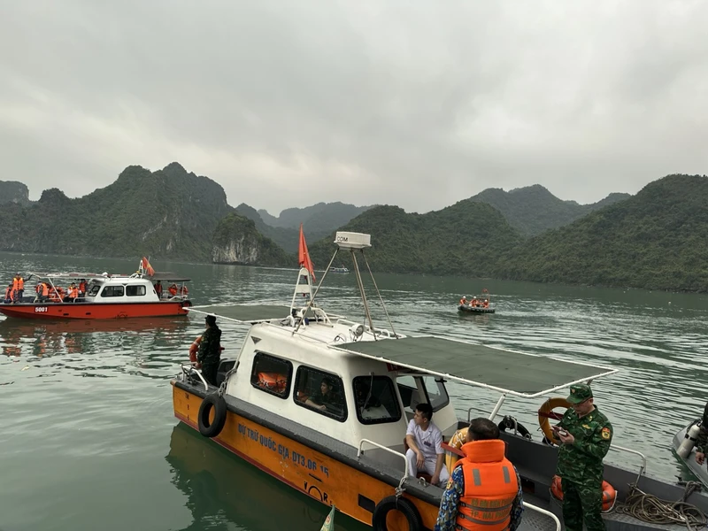 Đã tìm thấy thi thể thứ 4, lực lượng tìm kiếm cứu nạn đang tiến hành đưa lên tàu.