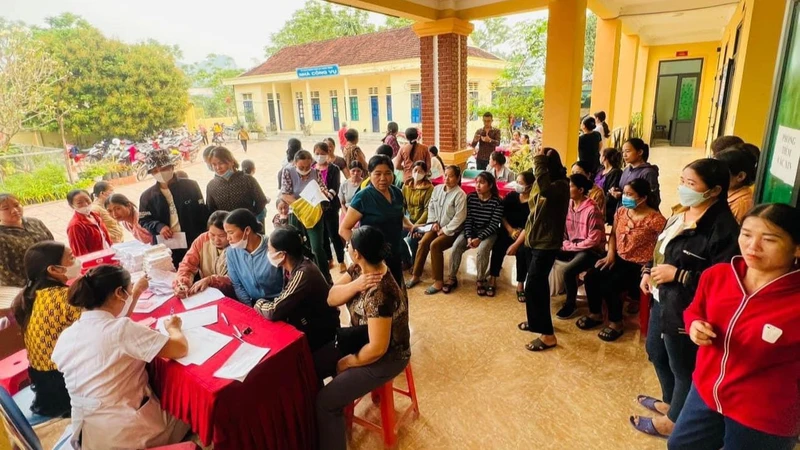 Chăm sóc, tư vấn sức khoẻ cho chị em phụ nữ. 