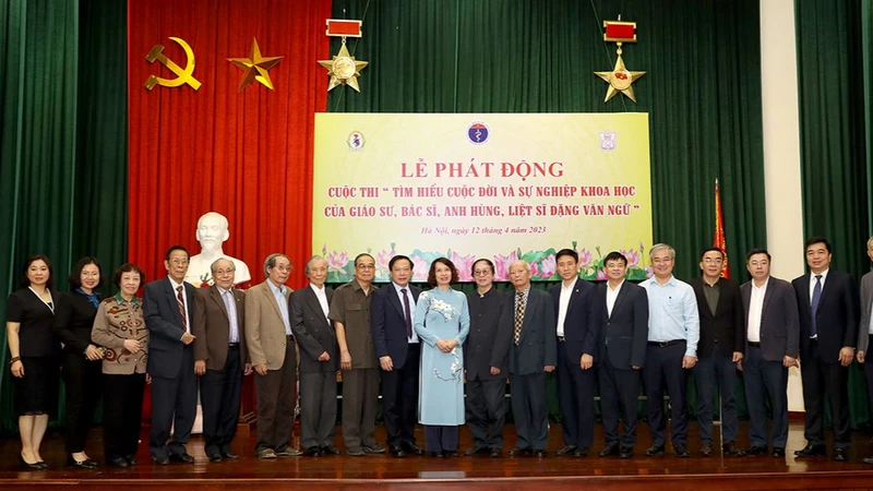 Lãnh đạo Bộ Y tế cùng đại diện gia đình tại lễ phát động cuộc thi.